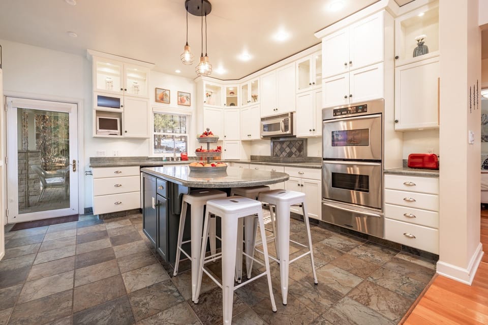 Cabin, Multiple Beds, Hot Tub, Mountain View (1989) | Private kitchen | Coffee/tea maker