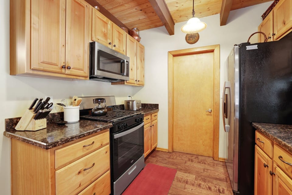 House, Multiple Beds, Hot Tub, Mountain View (1184) | Private kitchen | Coffee/tea maker