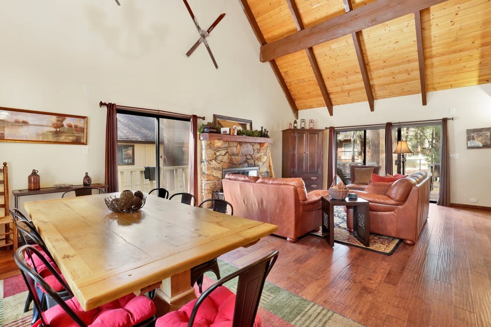 House, Multiple Beds, Hot Tub, Mountain View (1184) | 3 bedrooms, individually decorated, individually furnished, bed sheets