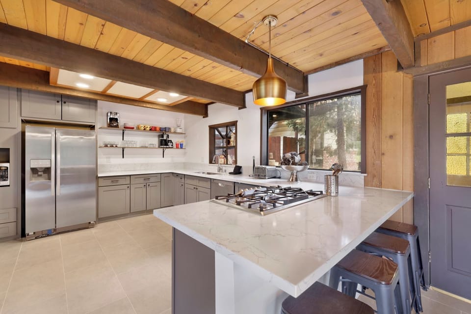 Cabin, Multiple Beds, Patio, Mountain View (1976) | Private kitchen | Coffee/tea maker