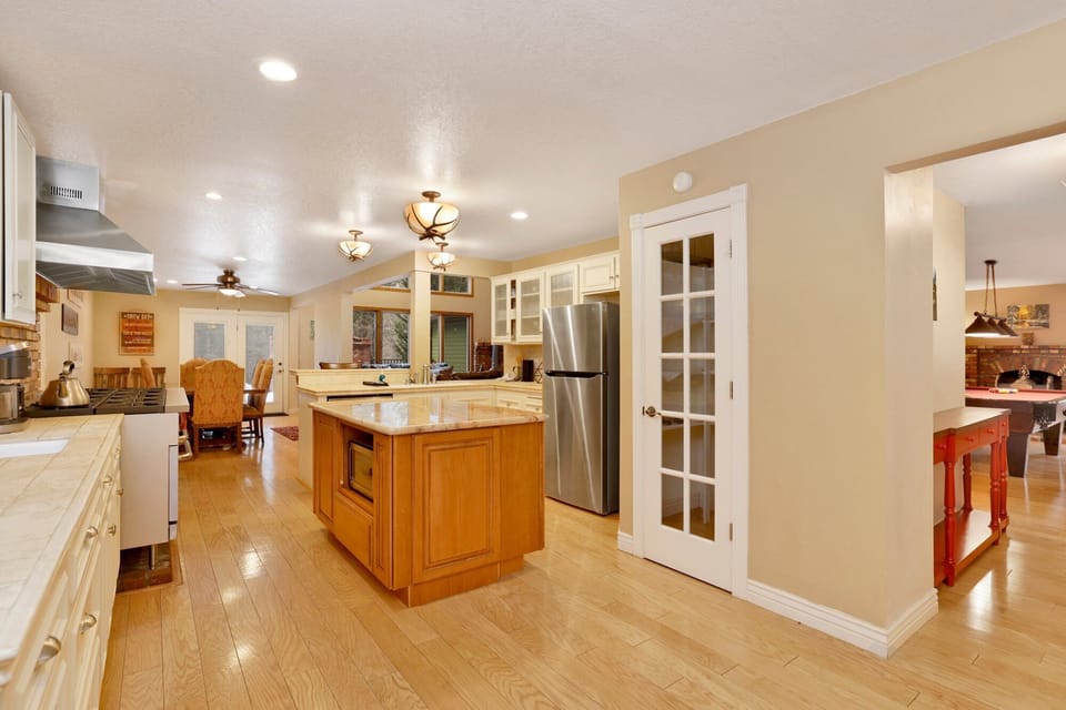 Cabin, Multiple Beds, Hot Tub, Mountain View (2201) | Private kitchen