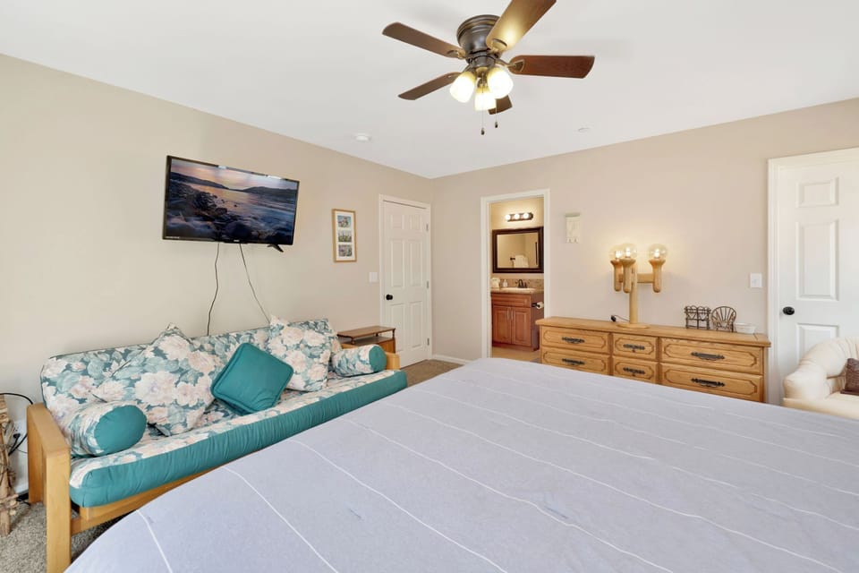 House, Multiple Beds, Hot Tub, Mountain View (1874) | 3 bedrooms, individually decorated, individually furnished, bed sheets