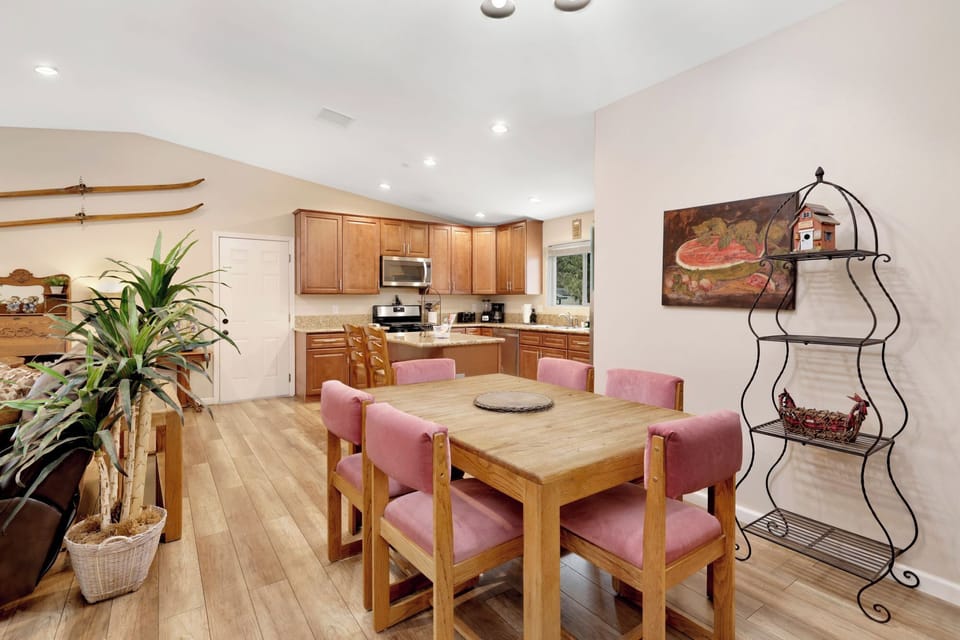House, Multiple Beds, Hot Tub, Mountain View (1874) | 3 bedrooms, individually decorated, individually furnished, bed sheets