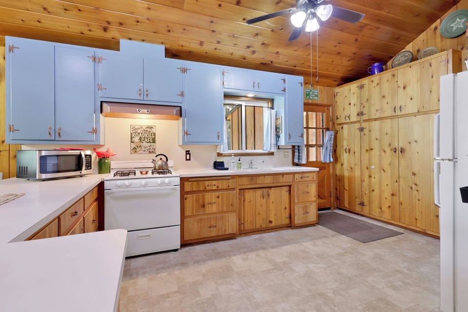 Cabin, Multiple Beds, Hot Tub, Mountain View (2069) | Private kitchen | Coffee/tea maker