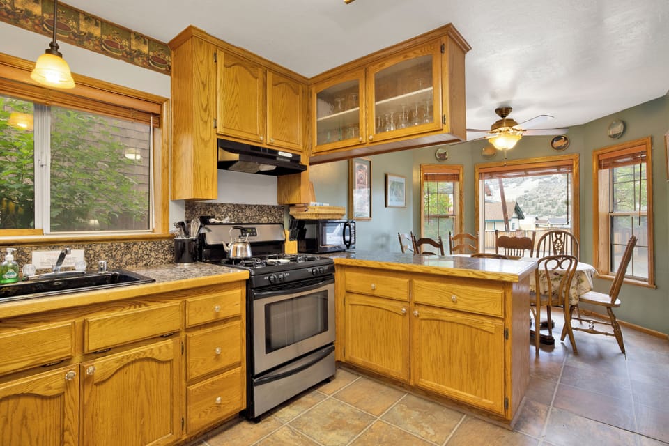 Cabin, Multiple Beds, Hot Tub, Mountain View (1945) | Private kitchen
