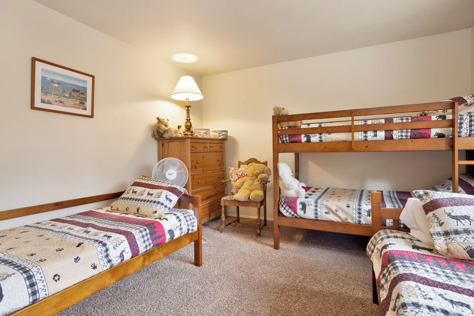 Cabin, Multiple Beds, Hot Tub, Mountain View (1945) | 3 bedrooms, individually decorated, individually furnished, bed sheets