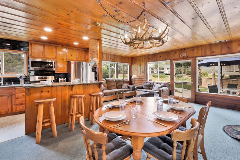 Cabin, Multiple Beds, Hot Tub, Mountain View (2120) | In-room dining