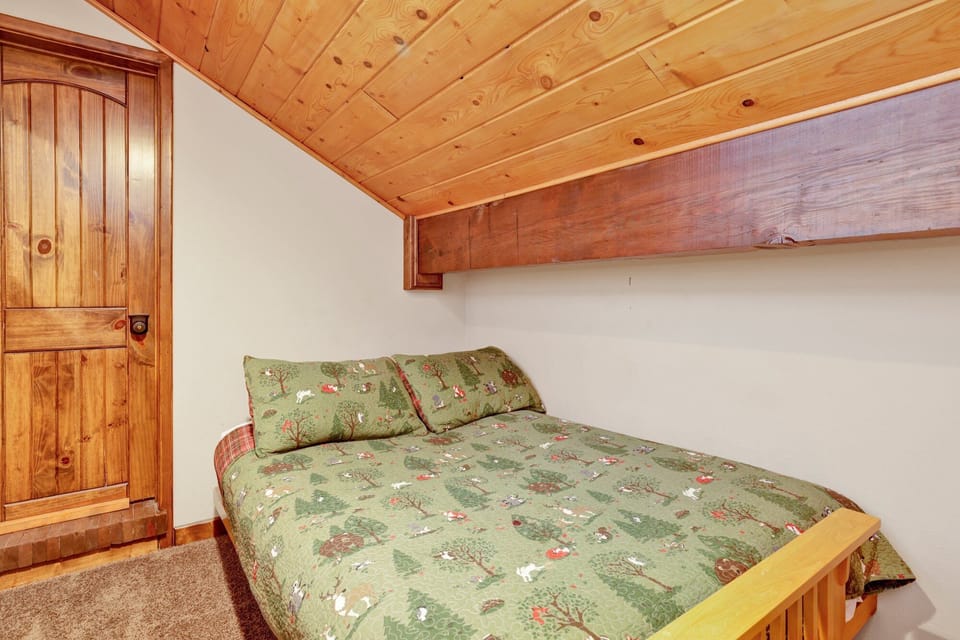 House, Multiple Beds, Hot Tub, Mountain View (1888) | 6 bedrooms, individually decorated, individually furnished, bed sheets