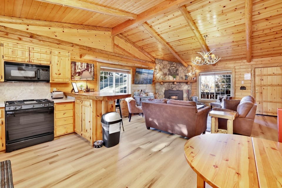 Cabin, Multiple Beds, Hot Tub, Mountain View (2346) | Private kitchen