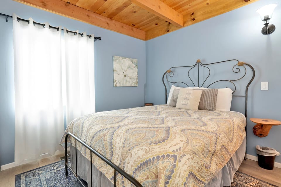 Cabin, Multiple Beds, Hot Tub, Mountain View (2045) | 4 bedrooms, individually decorated, individually furnished, bed sheets