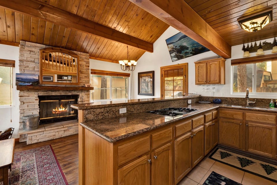 Cabin, Multiple Beds, Hot Tub, Mountain View (1931) | Private kitchen | Coffee/tea maker