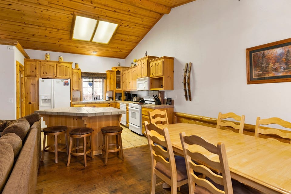 Cabin, Multiple Beds, Hot Tub, Mountain View (1986) | Interior