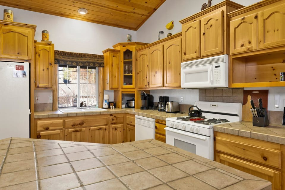 Cabin, Multiple Beds, Hot Tub, Mountain View (1986) | Private kitchen