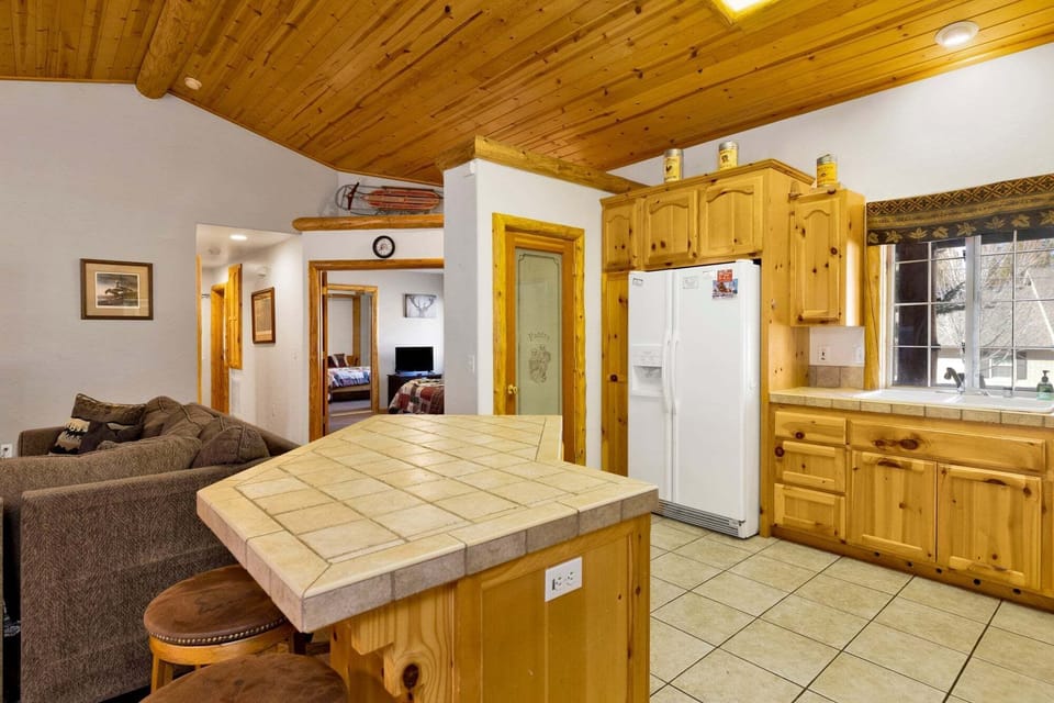 Cabin, Multiple Beds, Hot Tub, Mountain View (1986) | Interior