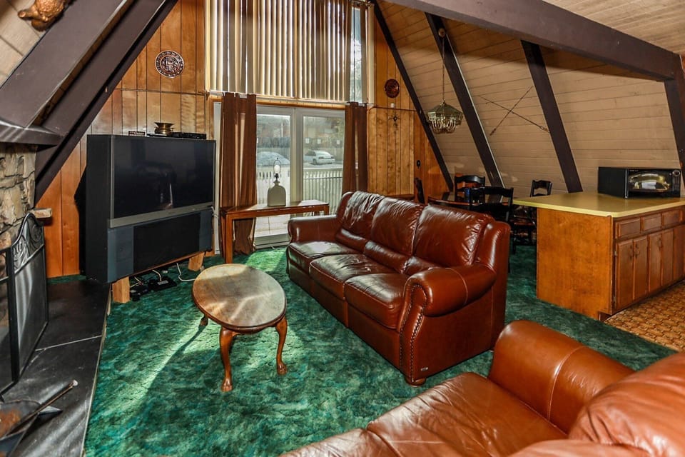 House, Multiple Beds, Balcony, Mountain View (1683) | Living area | Fireplace