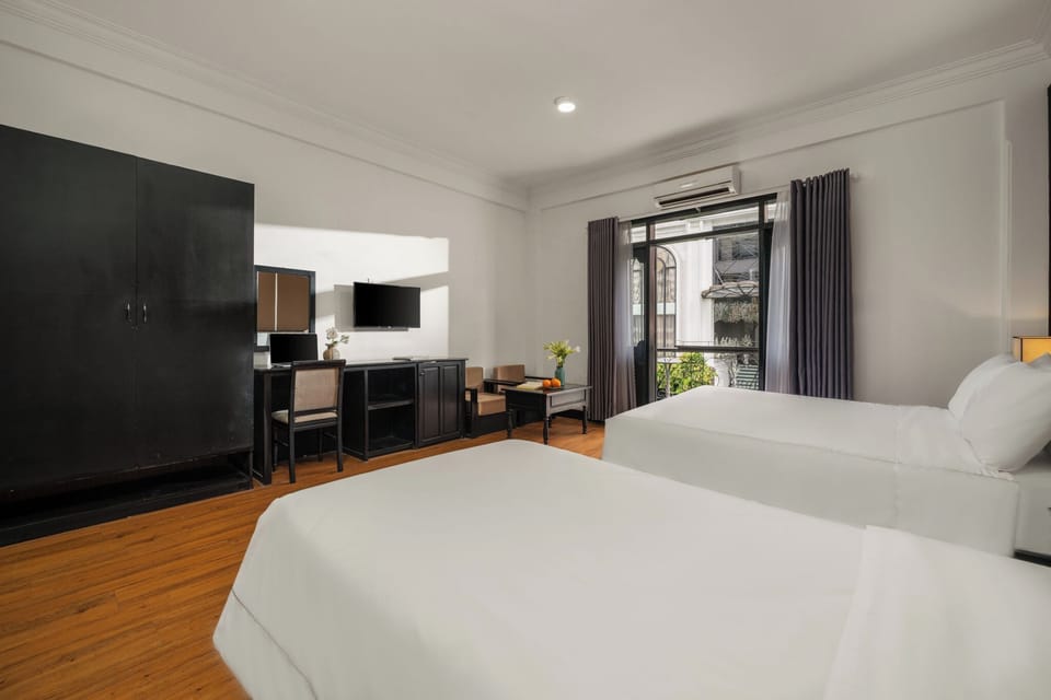 Deluxe Triple Room | Premium bedding, pillowtop beds, desk, blackout drapes