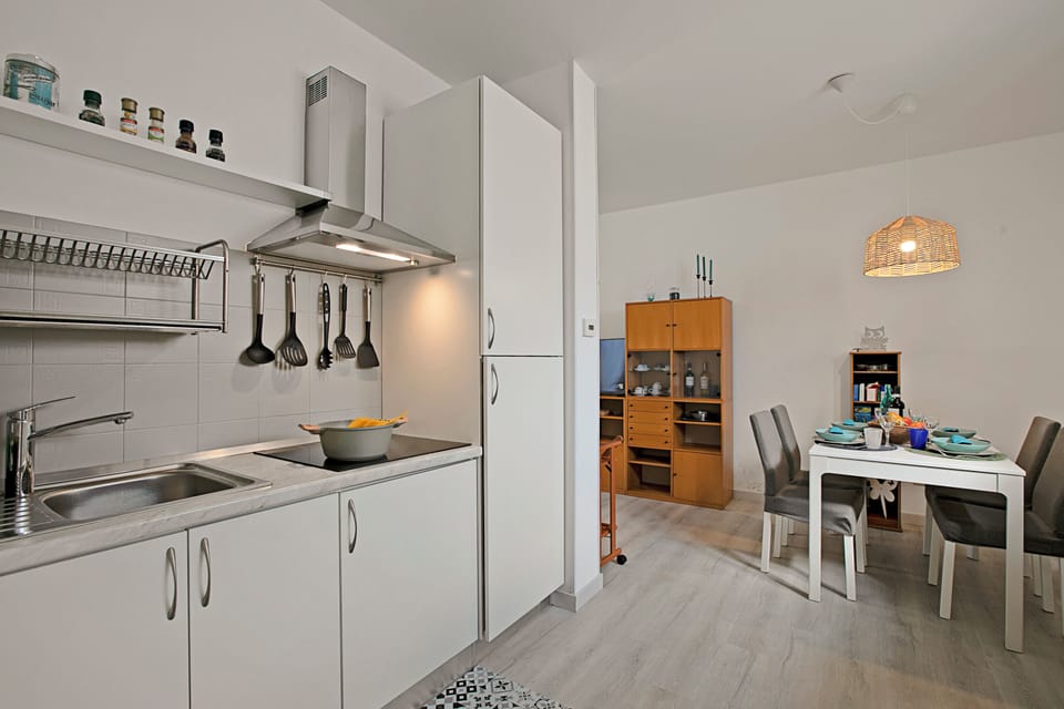 Family Apartment, Multiple Bedrooms (Elizabeth House-100m lake &) | Private kitchen | Fridge, microwave, oven, stovetop