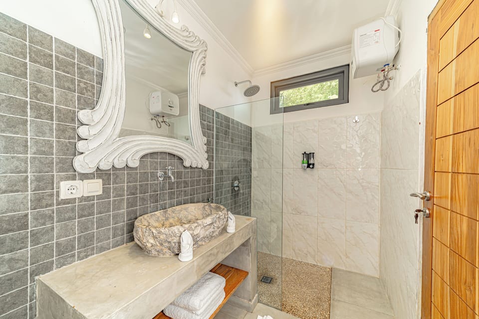 Suite | Bathroom | Shower, bidet, towels, soap