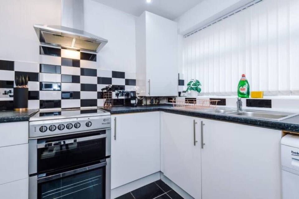 Full-size fridge, microwave, oven, stovetop