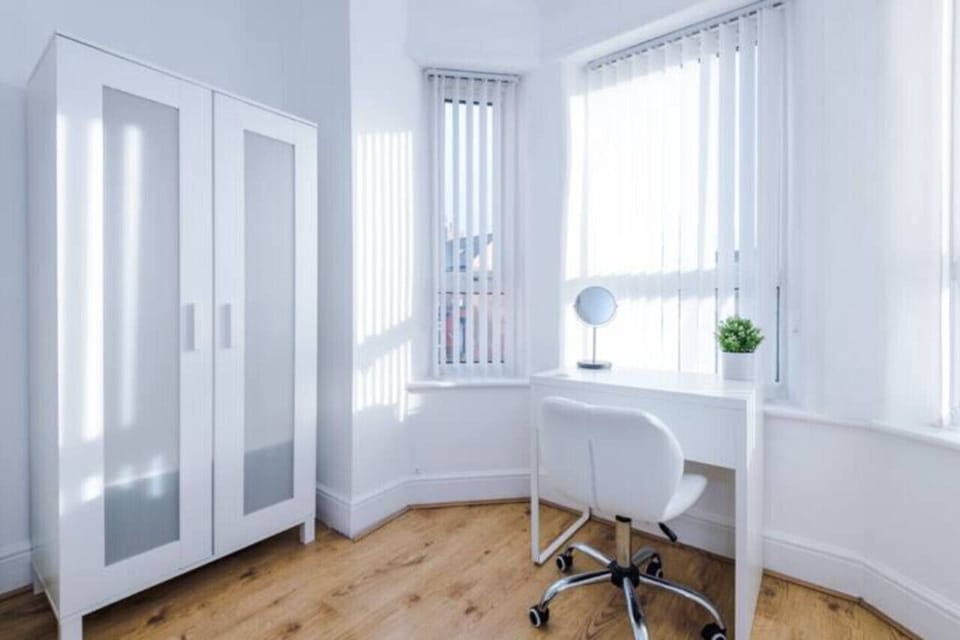 4 bedrooms, desk, iron/ironing board, free WiFi