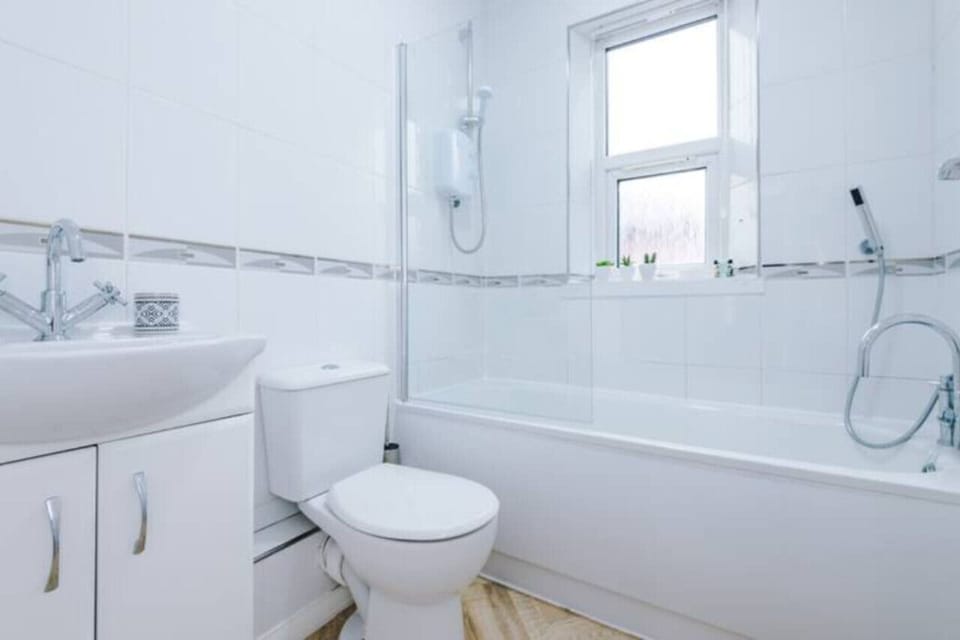 Spacious 4-Bed House Manchester House in Salford
