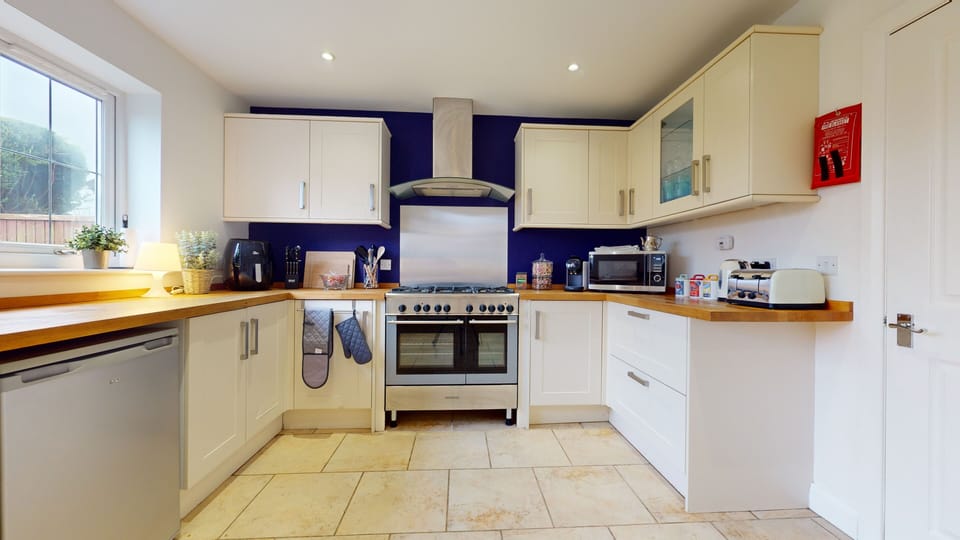 House | Private kitchen | Fridge, microwave, oven, stovetop