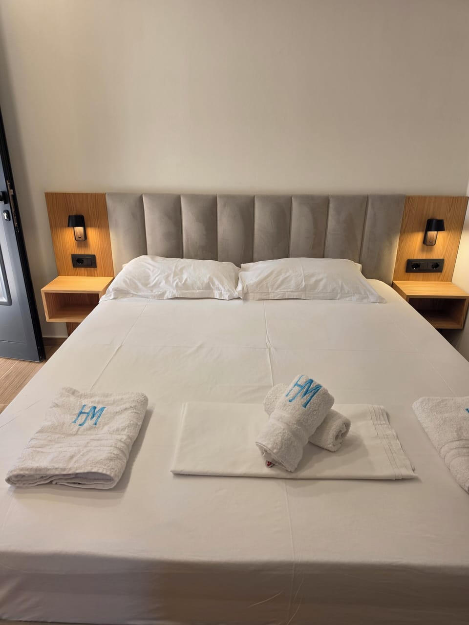 Double Room | Desk, WiFi (free), bed sheets