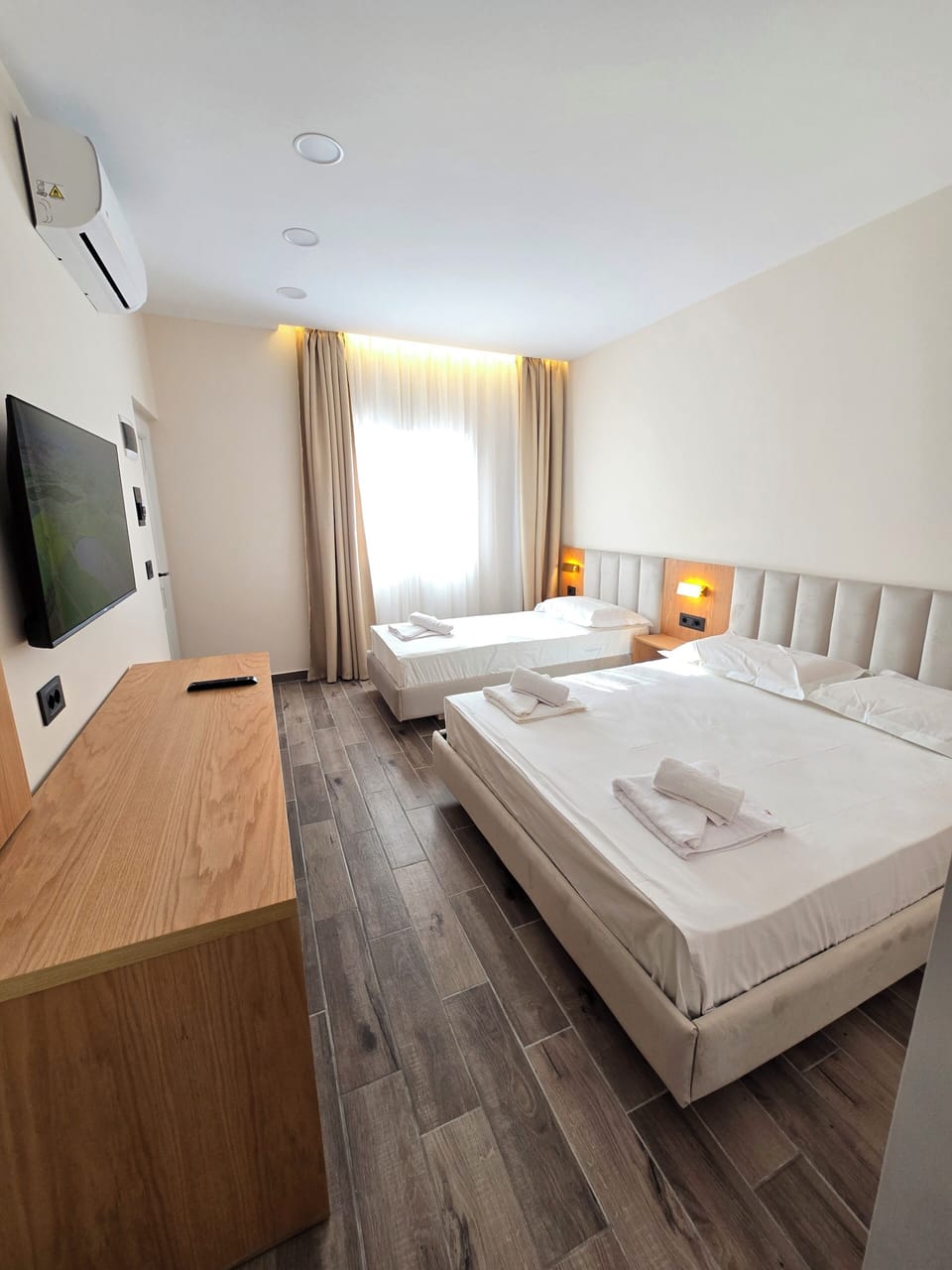 Deluxe Triple Room | Desk, free WiFi, bed sheets