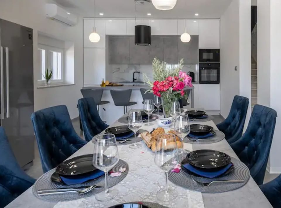 Villa (Four Bedroom Villa with Swimming Pool) | Dining room