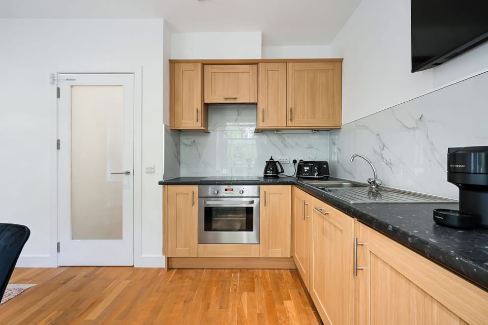 Executive Apartment | Private kitchen | Mini-fridge, microwave, oven, stovetop
