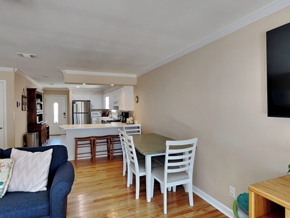 House, Multiple Beds, Pool Access, Pool View | Interior
