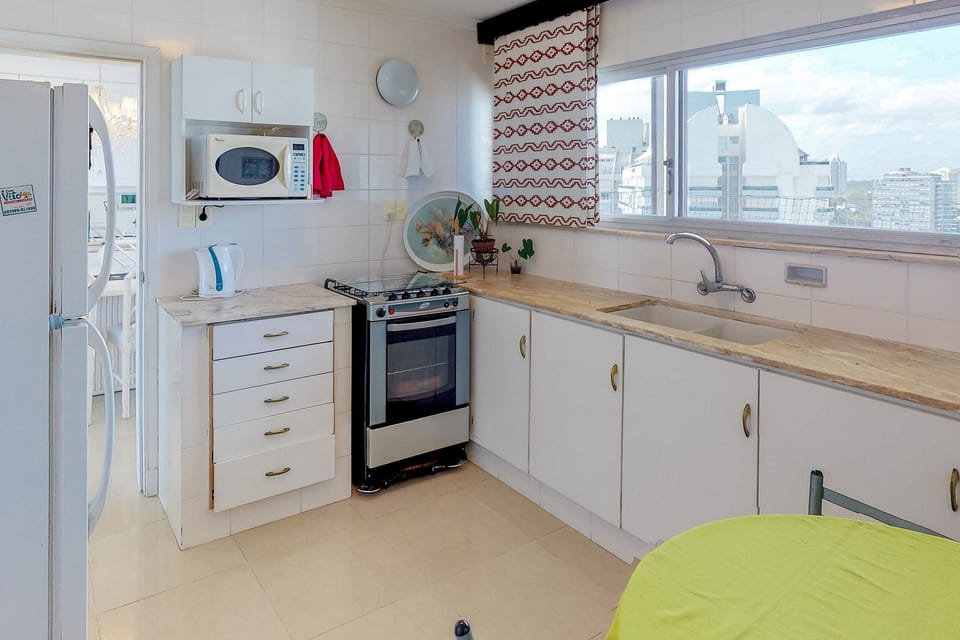 Basic Apartment | Private kitchen | Fridge, microwave, oven, electric kettle