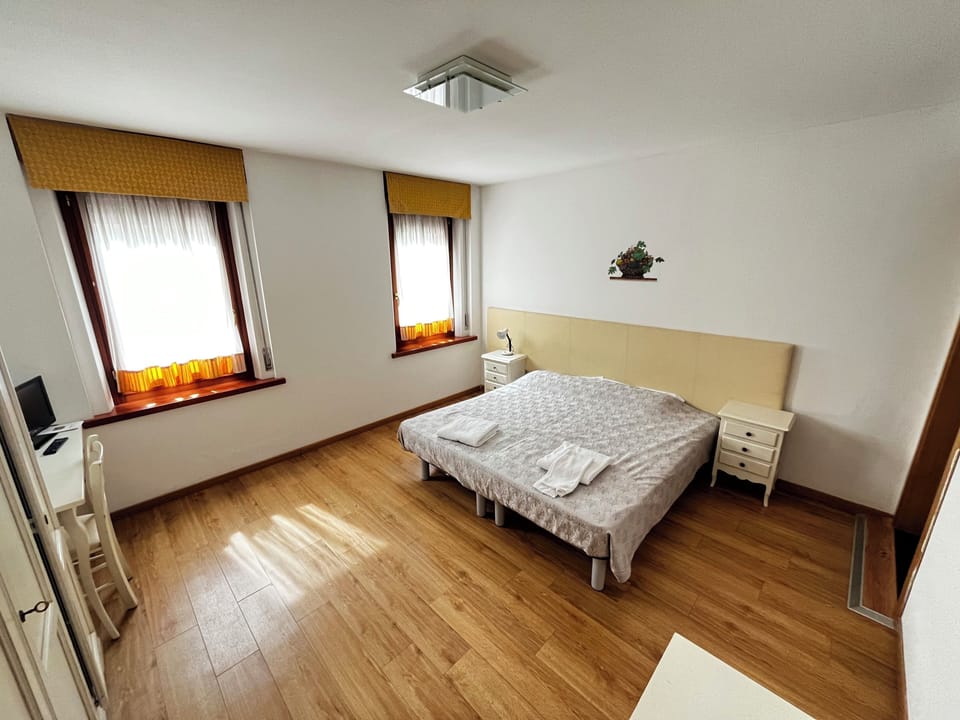 Room, 1 Double Bed, Non Smoking | Free WiFi, bed sheets