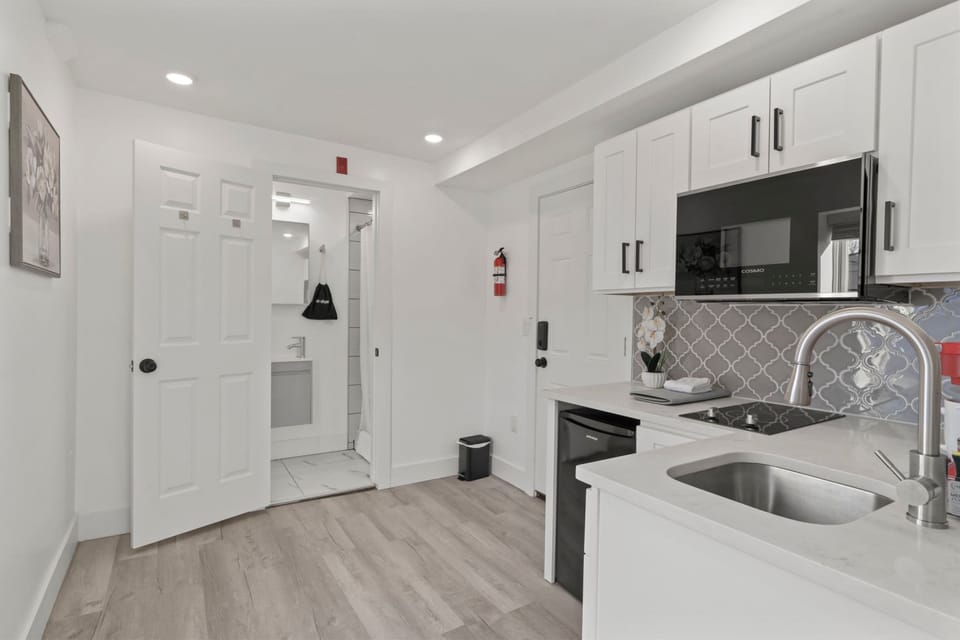 Elite Suite, Non Smoking | Private kitchen | Mini-fridge, microwave, coffee/tea maker