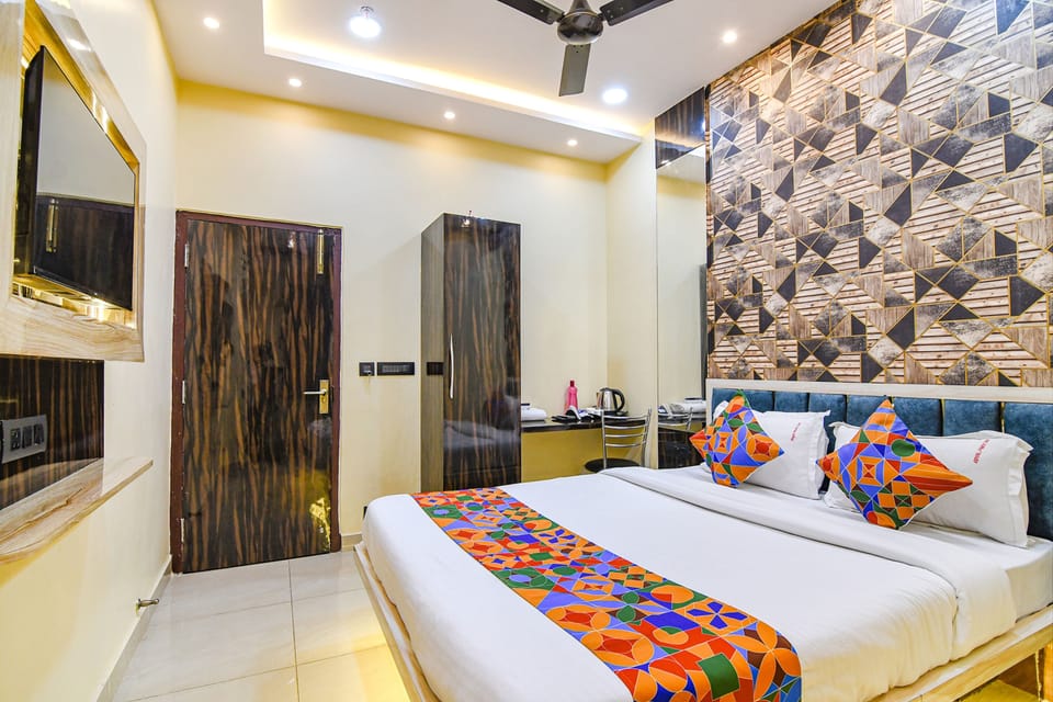 Egyptian cotton sheets, premium bedding, in-room safe, free WiFi