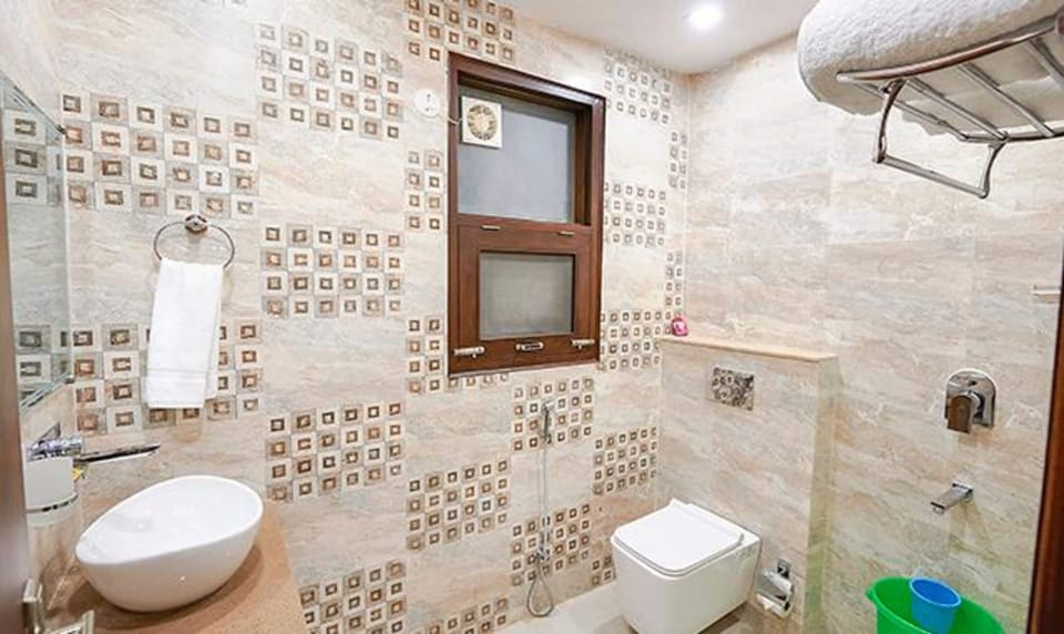 Premium Room | Bathroom | Shower, rainfall showerhead, free toiletries, towels