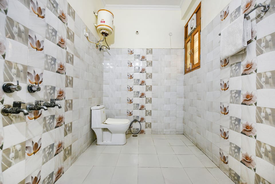 Deluxe Room | Bathroom | Shower, rainfall showerhead, free toiletries, towels