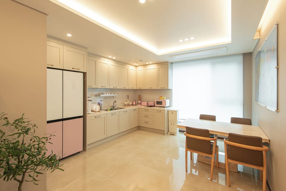 Full-size fridge, microwave, electric kettle, toaster