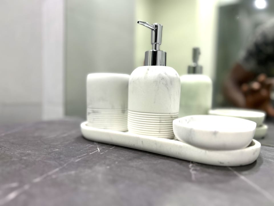 Luxury Double Room, Sea View | Bathroom | Free toiletries, hair dryer, slippers