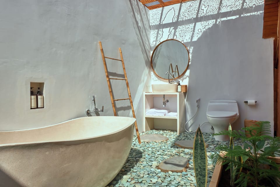 Deluxe Room | Bathroom | Hair dryer, bidet, towels