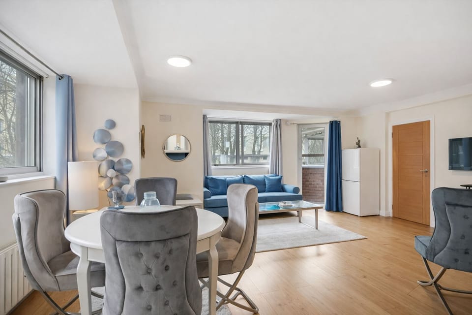 Deluxe Apartment | Living area | Flat-screen TV
