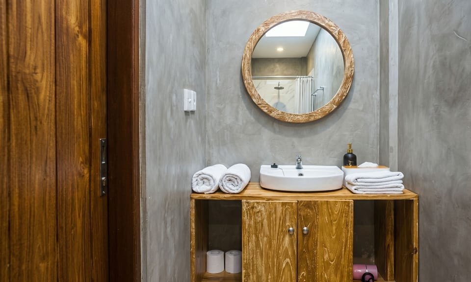 Superior Room, Garden View | Bathroom | Shower, towels