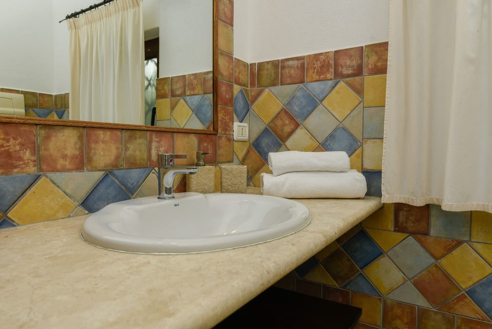 Classic Room | Bathroom | Shower, rainfall showerhead, hair dryer, bidet
