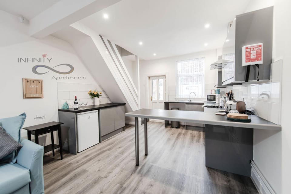 House | 2 bedrooms, desk