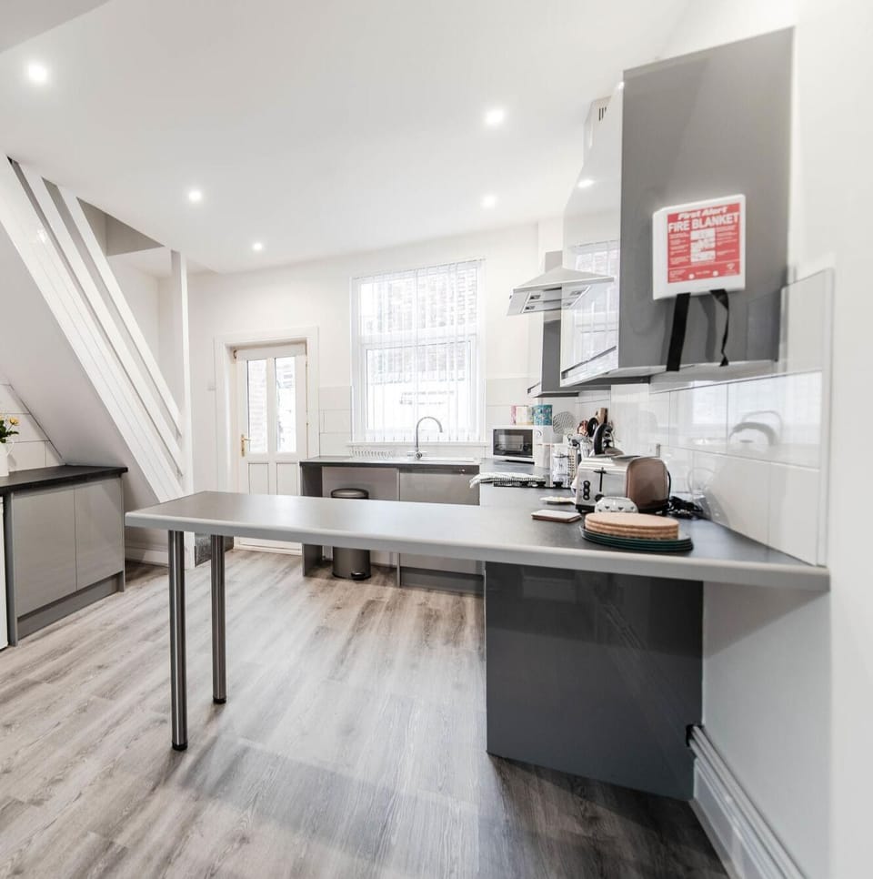 House | 2 bedrooms, desk