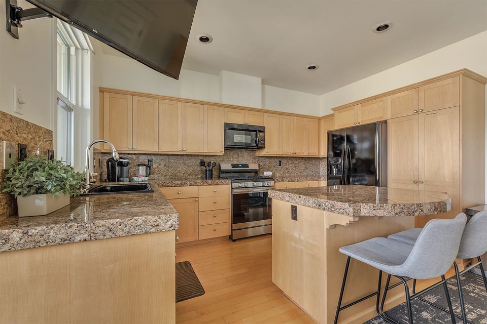 Balcony King with Kitchen (No Pet) | Private kitchen | Mini-fridge, microwave, coffee/tea maker, electric kettle