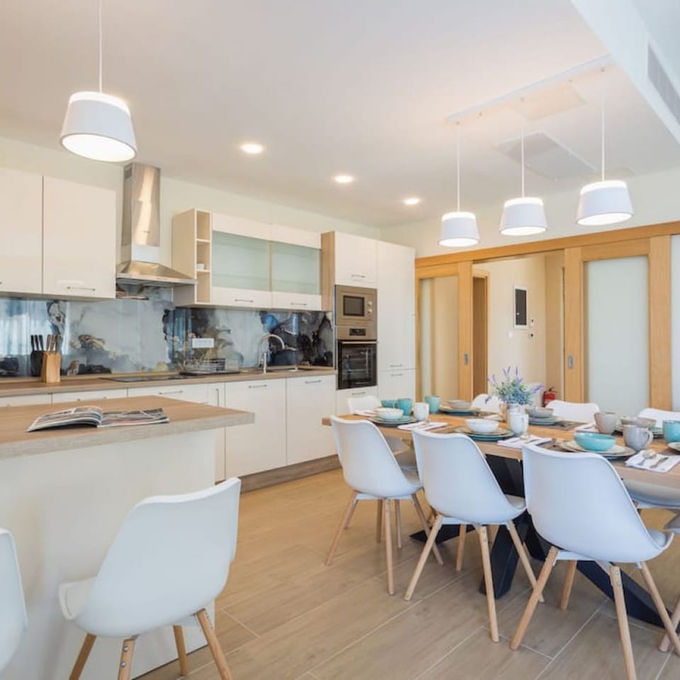 House, Smoking | 4 bedrooms, desk, soundproofing