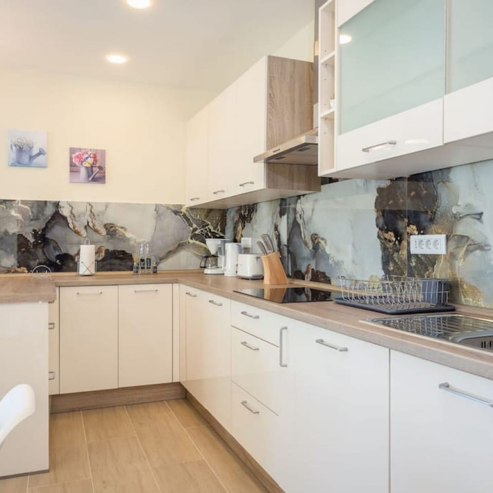 House, Smoking | 4 bedrooms, desk, soundproofing