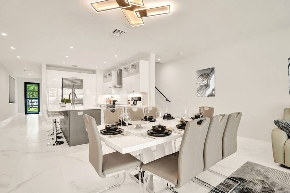 House | 4 bedrooms, desk, iron/ironing board, high-speed internet