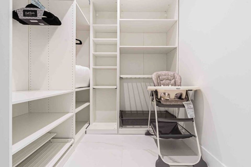 House | 4 bedrooms, desk, iron/ironing board, high-speed internet